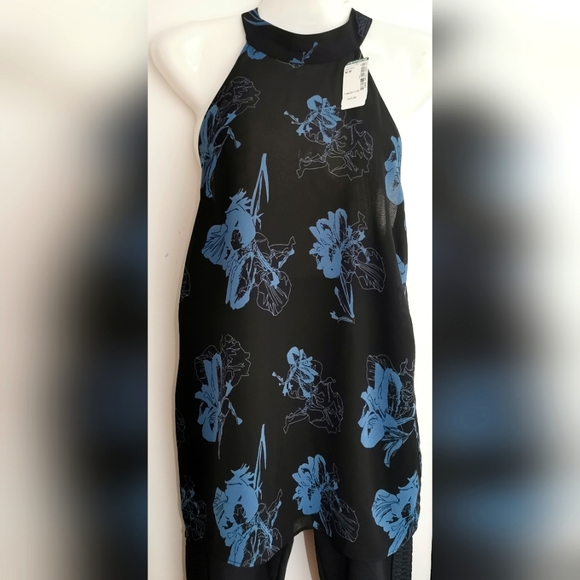 Simons Tops - NWT. Simons top. Ptp:20".